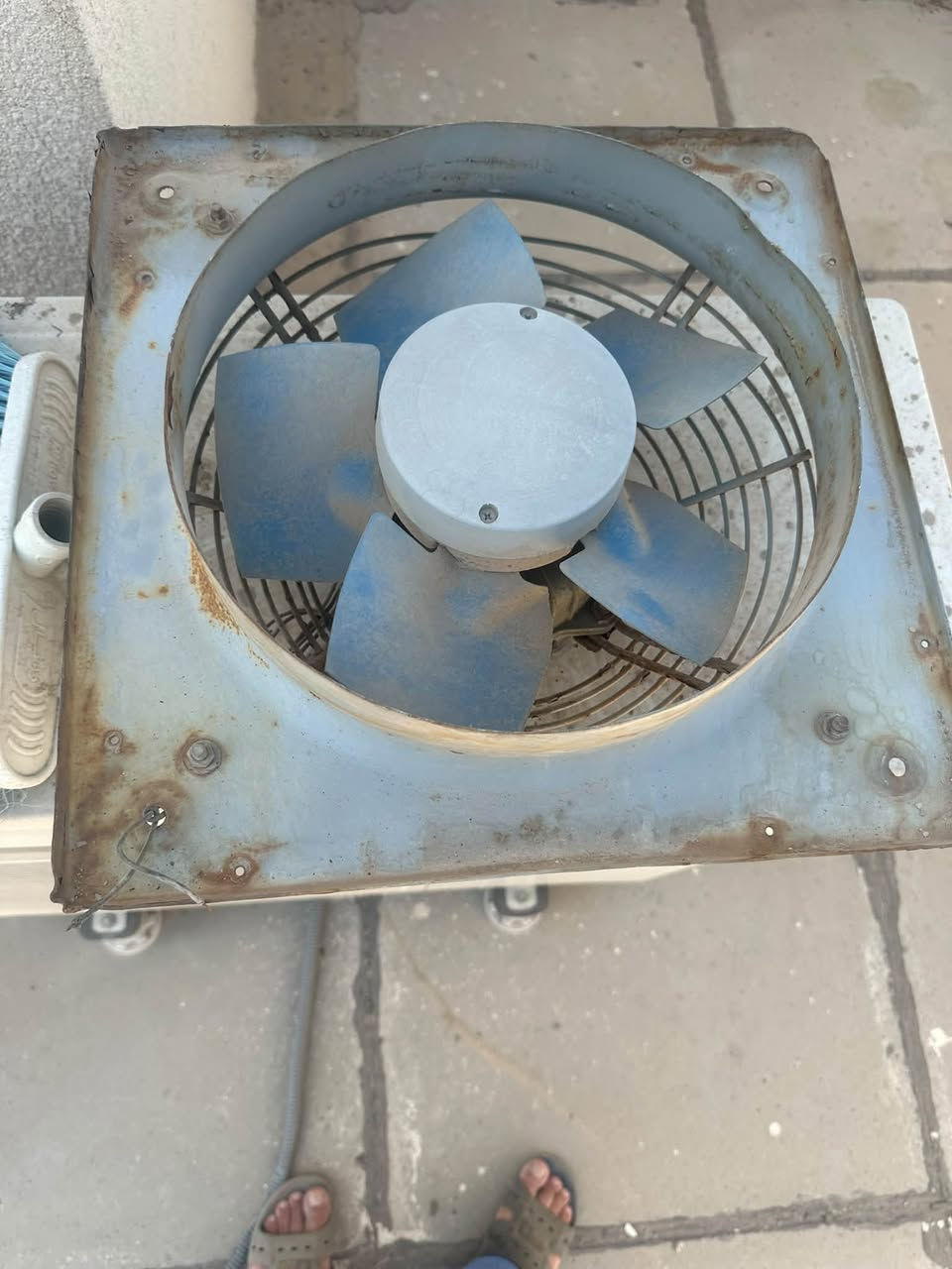 ساحبة هواء صناعيه ايرانية 40*40صغيرة للبيع السعر 50 الف دينار r.p.m 1400.   220V 1800m^3 مكاني بغداد الكرخ حي العدل هاتف ***********
