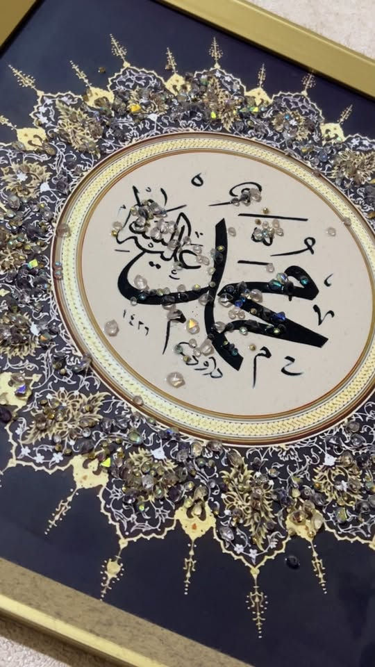 غراض نظيفات الي يحب يتواصل على الواتساب
‭***********‬

نص مكتوب في الصور:
- ابرو للهدايا ebrogifts Follow
