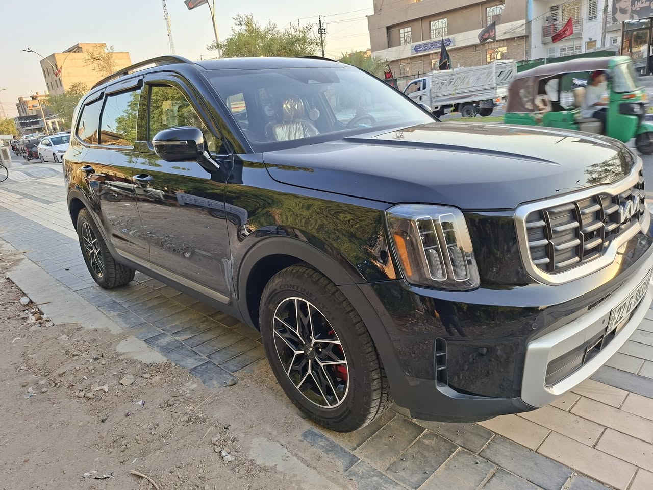 السلام عليكم  كيا تولورايد موديل ٢٣فئة Xpro وارد أمريكي حادثه جاملغ أيسر بس بدون ارباك ماشيه ٢٨ الف استخدام شخصي سياره امفوله بالعافيه للصير من نصيبه مواصفاته السياره 
محرك 3800/ جي تي اي
٧ راكب Vip منفصل
كشنات حار بارد 
كيا تلورايد 2023 فئة X-Pro هي الفئة المخصصة للطرق الوعرة، وتُعد من أعلى الفئات في موديل 2023.

المحرك والأداء

* محرك V6 سعة 3.8 لتر
* قوة 291 حصان
* عزم 355 نيوتن.م (262 رطل-قدم)
* ناقل حركة أوتوماتيك 8 سرعات
* نظام دفع رباعي AWD قياسي.
* أوضاع قيادة متعددة مع Tow Mode للسحب. 

القدرات

* جنوط مقاس 18 إنش.
* إطارات All-Terrain مناسبة للطرق الوعرة.
* خلوص أرضي أعلى من الفئات العادية.
* قدرة سحب تصل إلى 5,500 رطل (حوالي 2,495 كجم). 

التجهيزات الداخلية

* شاشة معلومات وترفيه 12.3 إنش مع ملاحة.
* شاشة عدادات رقمية 12.3 إنش (حسب التجهيز).
* دعم Apple CarPlay وAndroid Auto.
* مقاعد جلد مع تدفئة وتهوية للمقاعد الأمامية.
* فتحة سقف.
* نظام صوتي فاخر (حسب النسخة).
* منفذ كهرباء 110 فولت في منطقة الأمتعة. 

أنظمة الأمان

* مثبت سرعة ذكي.
* المحافظة على المسار.
* مراقبة النقطة العمياء.
* فرامل طوارئ تلقائية.
* كاميرات وحساسات محيطية حسب التجهيز
السعر ٣٦٠$ وبيهه مجال
العنوان  بغداد كفاءات الدوره 
للاستفسار  الاتصال على هذا الرقم :***********
***********
