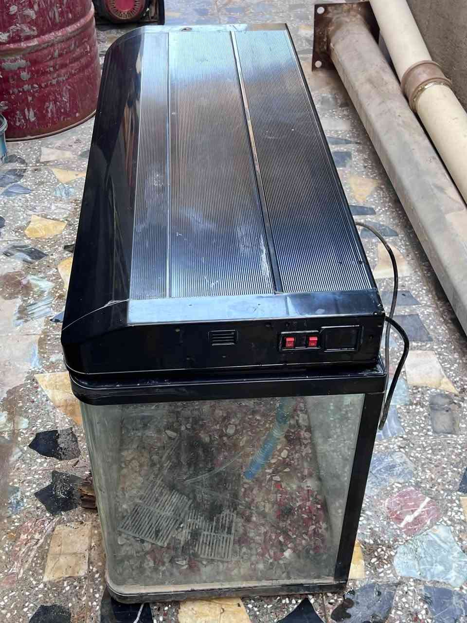 السلام عليكم حوض اسماك لبيع نضيف شوف العين بدون ميز شغال 
سعر ٢٠٠ وبي مجال 
لتواصل ***********
