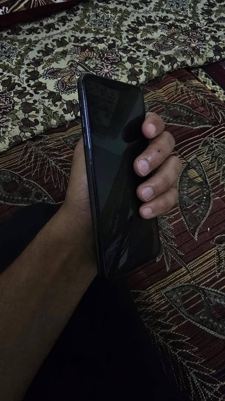 السلام عليكم 👋
للبيع iPhone 11 Pro max 
 ذاكرة 256✔️
دبل سيمكارت 🎞
مبدل باتري 🔋
والباقي شرط 
نظافة 100💯
الرقم : ***********
السعر : 280 وبي مجال
