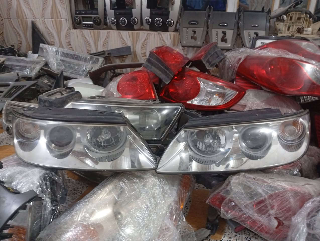 تتوفر مجموعه بسيطه من أدوات أزيرا 
أصلي تفصيخ حاويه 
لاتوجد غير الأغراض المنشوره 
تتوفر خدمه توصيل لكل المحافظات 
للحجز رقمك وعنوانك وأقرب نقطه داله 
للاستفسار مراسلة واتساب او ماسنجر
***********

نص مكتوب في الصور:
- مازدات أزيرا ابو العدسه وكارت الزوج 100 مازدات أزيرا الزوج 65 بدون أصلي تفصيخ حاويه