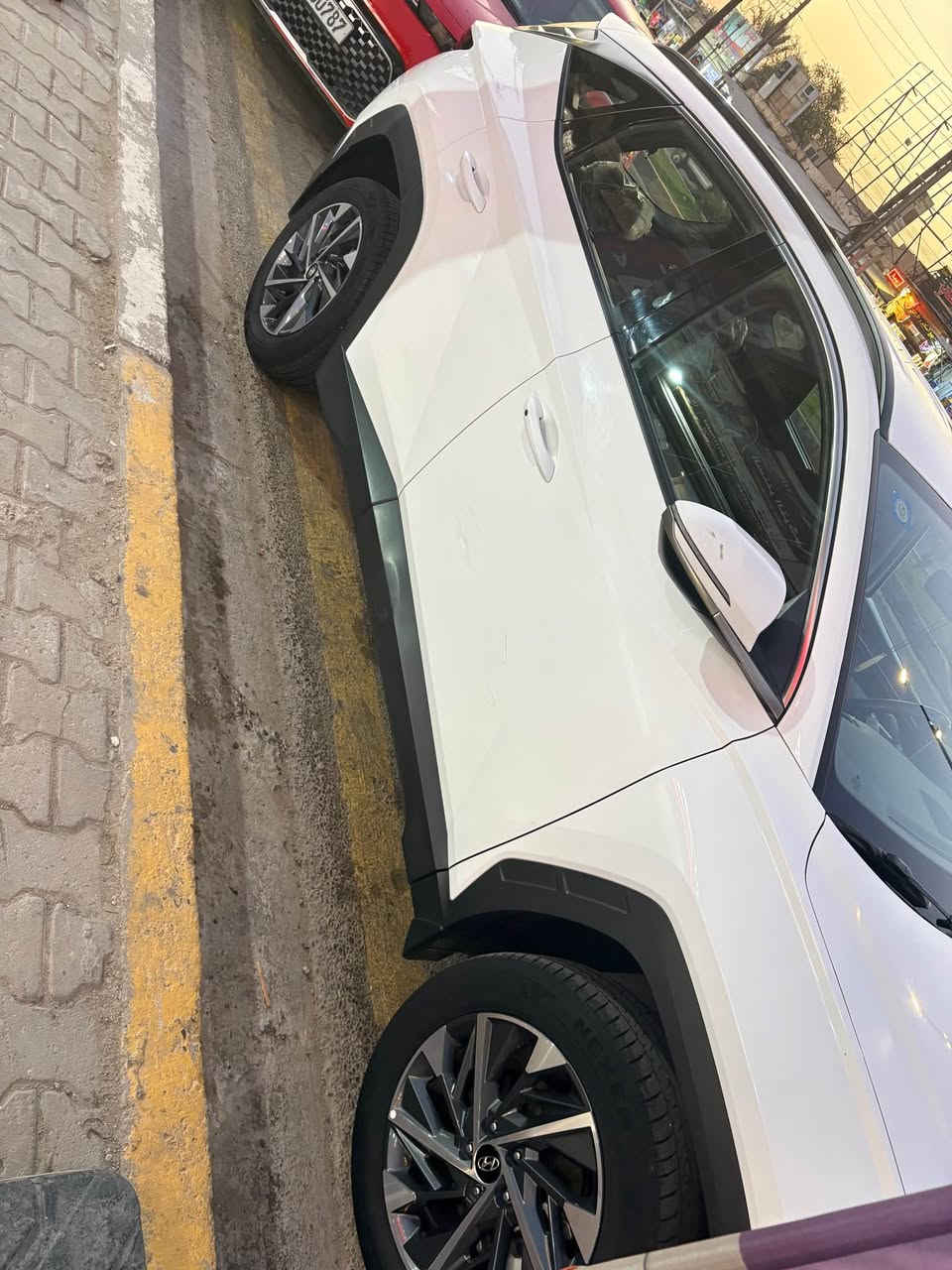 توسان خليجي موديل ٢٣ فول مواصفات عدا الفتحه 

٣ وضعيات قيادة
اوتو هولد
هاند بريك بصمه
تشغيل بصمة وبصمة ابواب
نظام صعود منحدرات
شاشة ابل كار بلي
مري كهرباء
كشنات اماميه كهرباء
تحكم سترين
كاميرا 
حساسات امامي خلفي
لايتات زينون وكشافات
بيها طخه خفيفة باب عكس السايق

سعرها ٢١٠٠٠ وبيها مجال مكانها بغداد المنصور *********** بغداد, العراق
