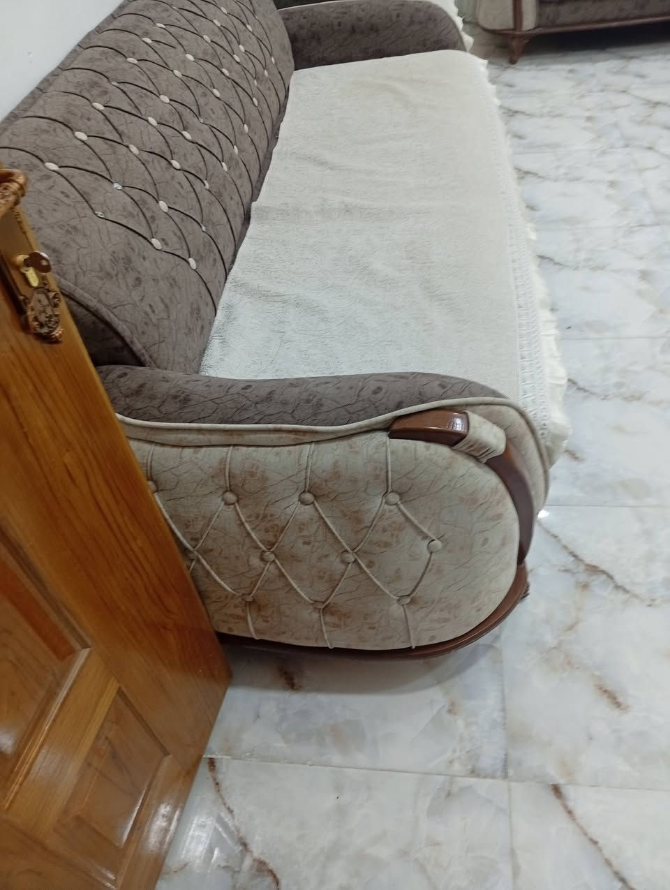 نضيف جدا ومرتب وضخم ١٠ مقاعد سبب البيع استقبال اصغير والتخم ضخم بي ضرر رجل مكسوره ومتوفره من صفحه حركة نركيله بسيطه ٦٥٠ وبي مجال
