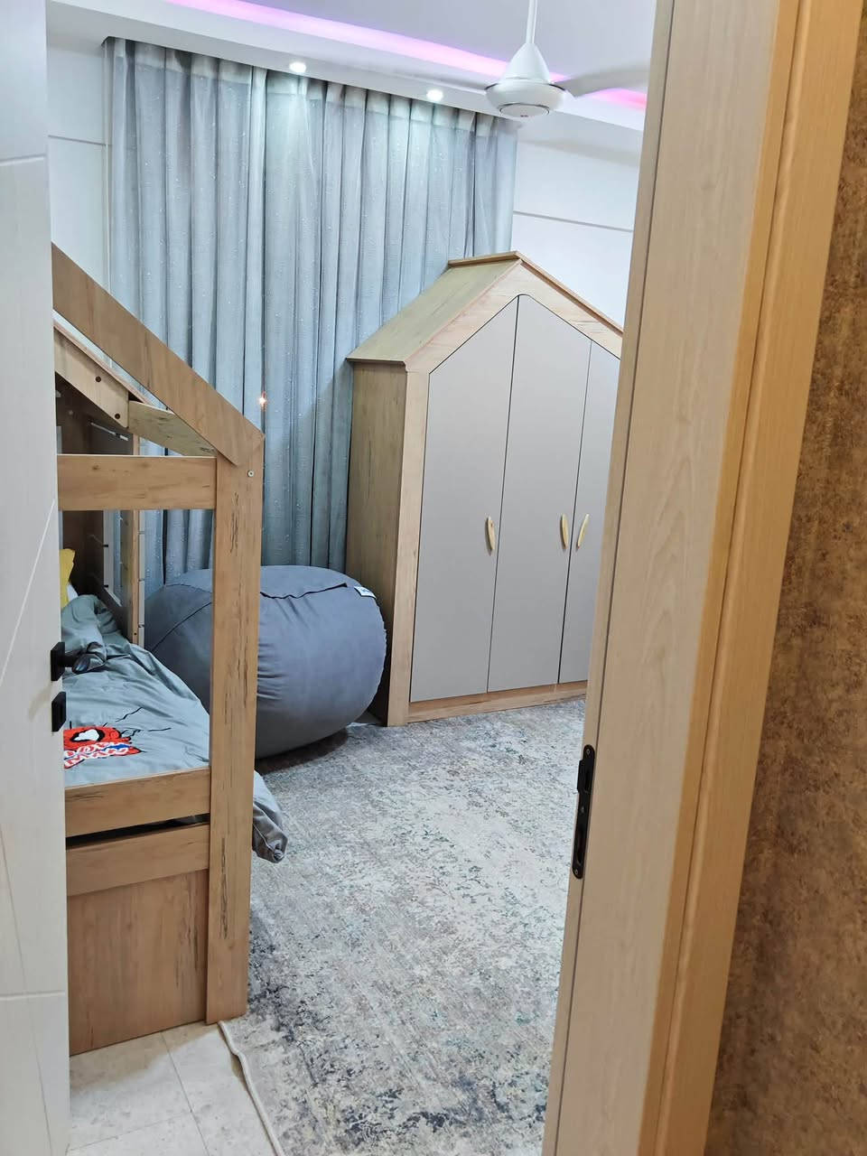 شقة للبيع 

مجمع الايادي السكني ( بسكولاته ) 

عمارة 20 
طابق ٥ 
وجه عالسريع 

163 متر مربع 

الشقة صارفين عليها ومغير هواي امور بيها 

أرضيات الشقة مرمر 
حمامات إسباني من اشتي 
غربيات ومغاسل وخلاطات فيترا تعليق 
الشبابيك دبل كلاس مع المنيوم ثيرمل بريك من الومكس 
الأبواب خشب تركية
الكاونتر خشب hdf من كارش
باب سلايد بالغرفه الوسطيه يفتح على مخزن
سبالت عدد 4 گري 
سخانات عدد١ 
الشقه تباع مؤثثه
 

لمعرفة تفاصيل اكثر الاتصال عالرقم 
***********
