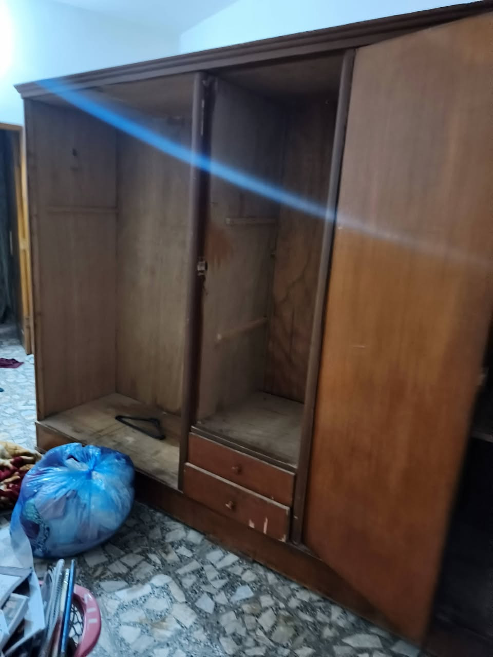 كنتور خمس بيبان تزكام قوي مامخيس وحالته جيدة
كامل من كل نواحي بس حاليا دنفتح بيه ردنه نقله لغير بيت وبطلنه
فهو جاهز للبيع بسعر 120 وبيه مجال
***********
