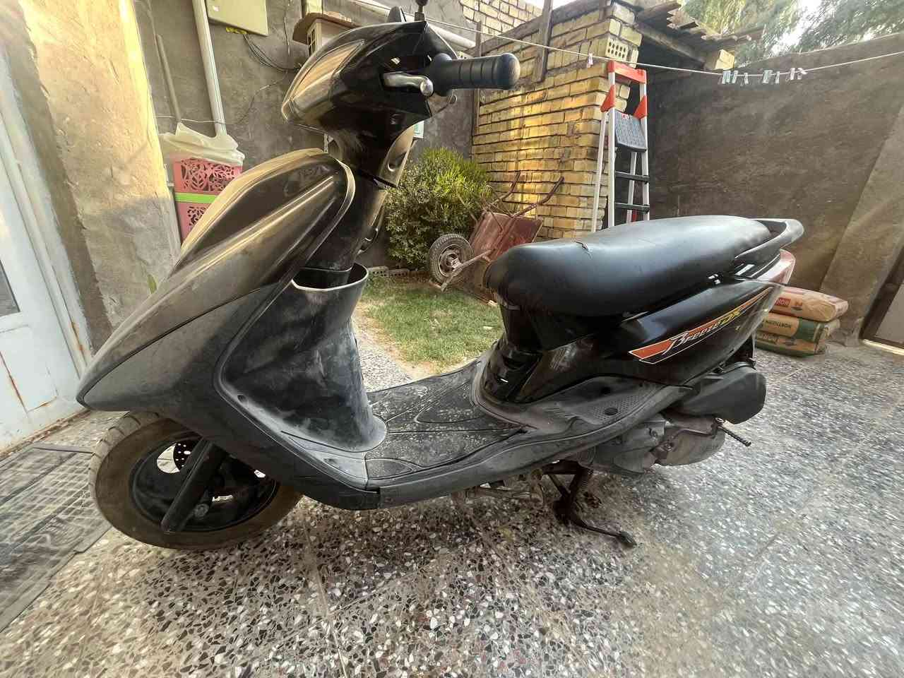 دراجه بريز كامت قبل اشهر كامت وجفتته وتركته وهسه بدلت ثنين تايرات جديدات جان مبنجرات سعره 350الف 
مكاني زعفرانيه رقمي ***********
