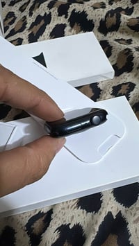 ساعة ابل الجيل ال8شاشه 45 بطاريه 89 بيها هاذا الزلغ بلشاشه وباقي حلوه ...