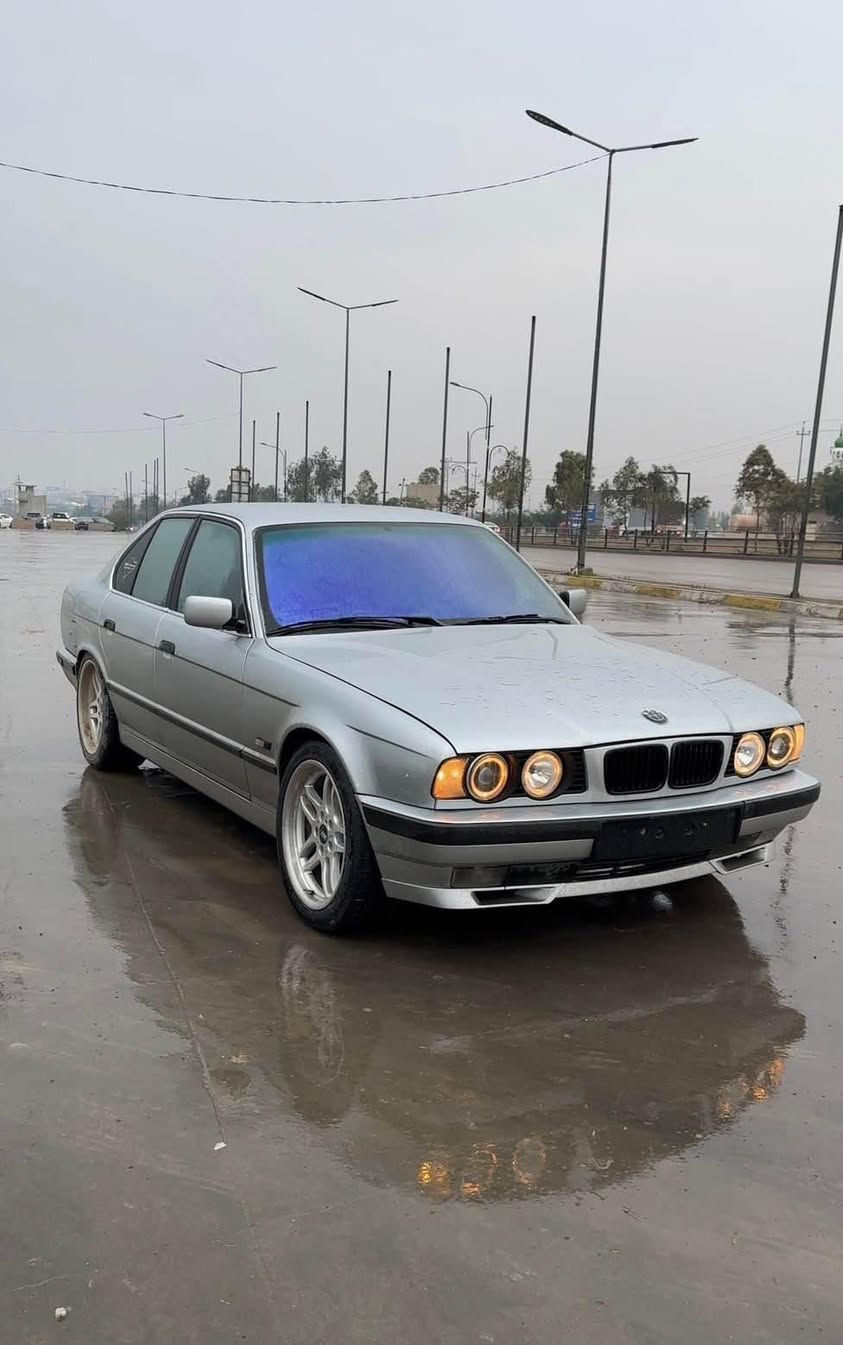 سلاوی خواتان لێبێت 
Bmw 525i 1992  
گێر ئۆتۆماتیک گێر و مەکینەی تازەیە  
مەکینە عەدل 
کوشن جلد 
چوار جام کارەبایی 
*********** كركوك, العراق
