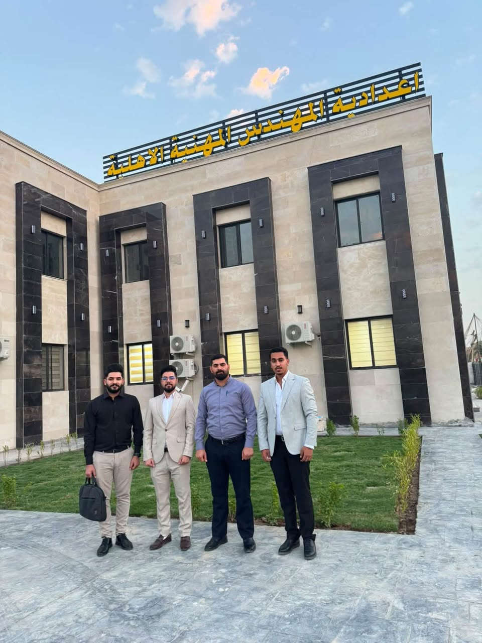 ضمن جهود نقابة المهندسين العراقية – فرع ذي قار / لجنة العقود الصفرية
 لتقديم خدمات ومزايا لأبناء المهندسين، تمت زيارة إعدادية المهندس المهنية للبنين والبنات من قبل رئيس لجنة العقود الصفرية المهندس علي سليم صبار المشرفاوي ونائب رئيس اللجنة المهندس حسن جاسب الوائلي ، حيث تم الاتفاق على منح خصم بنسبة 15% لأبناء المهندسين.

وشملت الزيارة الاطلاع على المختبرات والتخصصات المهنية المتوفرة في الإعدادية، والتعرف على الإمكانيات التعليمية والتدريبية المتاحة للطلبة.

🔹 طريقة الاستفادة من الخصم:
يتم إبراز هوية نقابة المهندسين العراقية سارية المفعول لولي الأمر عند التسجيل .
للتواصل مع ادارة المدرسة  ***********
العنوان :- الناصرية - سومر - نهاية شارع البلديات - مجاور ملعب الارامل ومدرسة القدس
خطوة جديدة ضمن مسيرة لجنة العقود الصفرية لخدمة المهندسين وعوائلهم وتوفير مزايا تعليمية لأبنائهم.

نقابة المهندسين العراقية – فرع ذي قار
لجنة العقود الصفرية

