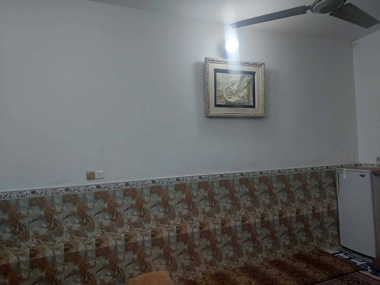 السلام عليكم ورحمة الله وبركاته. 
بيت في حي السلام خلف الشارع التجاري سلام غري مساحه 100 متر 5×20 يحتوي على غرفه + مطبخ + صحيات داخلية وخارجيه + غرفه  البناء جدا نظيف مع ارضيه مرمر تركي بيع مستعجل وبسعر مناسب جدا جدا 175 مع المجال البسيط .