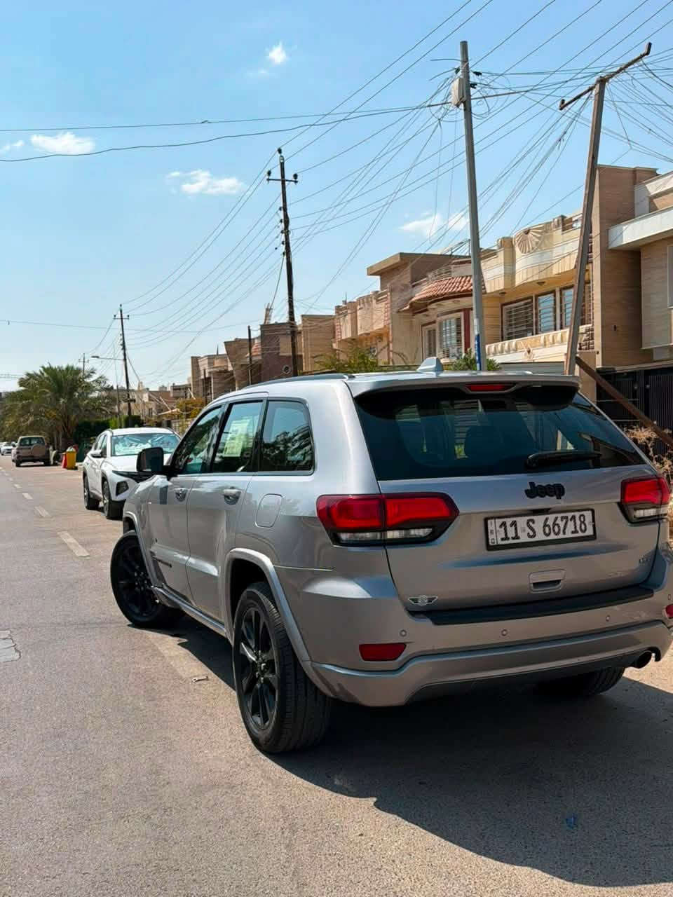 /للبيع Jeep Grand Cherokee Black Top/2021
إذا تدور على سيارة نظيفة وفخمة وجاهزة للاستخدام، هاي فرصتك.

✅ جيب جراند شيروكي بلاك توب 2021

* محرك 3.6L Pentastar V6
* قير أوتوماتيك 8 سرعات
* جنوط سود أصلية Black Top
* شاشة كبيرة مع Apple CarPlay & Android Auto
* تشغيل بصمة + تشغيل عن بُعد
* كاميرا خلفية
* حساسات
* مثبت سرعة
* مكيف ثنائي التحكم
* إنارة LED
* نظام مانع انزلاق وثبات إلكتروني (ESC)
* وسائد هوائية متعددة

✨ السيارة نظيفة جداً، استخدام شخصي، جاهزة وما تحتاج أي صرف.
 بيه فقط بنيد و صور الحادث بل منشور

📍 الموقع: بغداد الحرية شارع الربيع

📞 للاستفسار على الخاص أو الاتصال.***********
