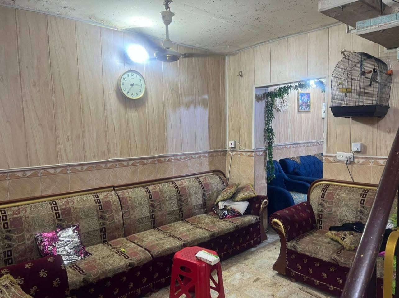 طابقين عكادة نضيف
الطاب الاول صاله حولي مطبخ +خدمات
طابق الثاني غرفتين نوم #خدمات
الواجه4
النزال12.5
المساحه 50 متر 
للاستفسار ***********
