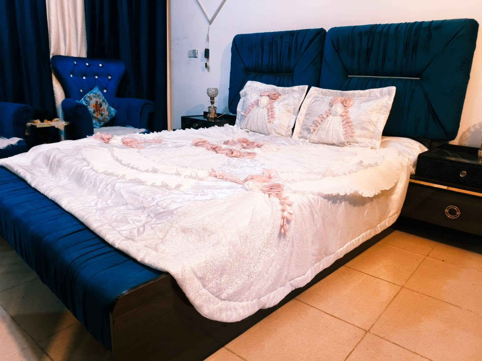 🏡 للبيع: غرفة نوم فاخرة كاملة – بغداد
✨ مميزات الغرفة:
✅ طقم نوم كامل متكامل، تصميم عصري وفاخر
✅ سرير بتصميم أنيق مع ملاءس بيضاء ناعمة وتفاصيل وردية 🌸
✅ خزانة ملابس كبيرة بمرايا عاكسة – مساحة تخزين واسعة
✅ دولاب تجميل مع مرآة مضيئة ودرج تخزين 💄
✅ طاولات جانبية + كرسيين أنيقين
✅ لون أزرق داكن فاخر مع لمسات ذهبية، نظيفة جداً ومحفوظة
✅ المكان: بغداد
 
📞 للتواصل والاستفسار:
اتصل أو راسلنا على الواتساب:
➡️ [أكتبي رقم الهاتف هنا]‏‪***********‬‏
 
فرصة ما تتعوض! تواصلوا معنا بسرعة 🏃‍♀️💨
