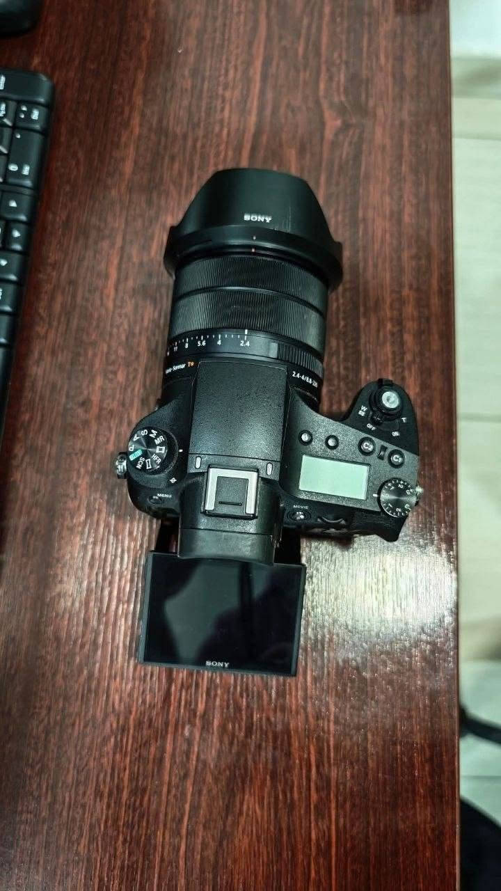 السلام عليكم كاميرا Sony Cyber-shot DSC-RX10 IV الوحش الشامل المصممة لمصوري الحياة البرية، الرياضة، والتقارير الصحفية الذين يحتاجون لسرعة فائقة ومدى تقريب هائل دون الحاجة لتغيير العدسات. 

تأتي الكاميرا بمستشعر 1.0-type Exmor RS CMOS مكدس بدقة 20.1 ميجابكسل،

 مزودة بعدسة ZEISS Vario-Sonnar T متميزة بمدى بؤري يبدأ من 24mm وحتى 600mm مع تقريب بصري يصل إلى 25x وفتحة عدسة f/2.4 إلى f/4.0. 

تتميز بنظام تركيز تلقائي هجين وسريع للغاية يضم 315 نقطة تركيز يقتنص الأهداف في 0.03 ثانية فقط،

 مع سرعة تصوير متتابع تصل إلى 24 إطاراً في الثانية بتتبع كامل للتركيز والتعريض.

 بالنسبة للفيديو، تدعم الكاميرا التصوير بدقة 4K UHD وتصوير الفيديو البطيء حتى 1000 إطار في الثانية، إلى جانب ملفات S-Log3 الاحترافية للمونتاج وشاشة لمسية قابلة للإمالة بحجم 3 بوصات، مع هيكل قوي مقاوم للغبار والرطوبة.وياها ٥ بطاريات شاحنتين ورامين ٣٢ كيكا*********** مكاني حلة
مكلف بالنشر سعرها 1650
