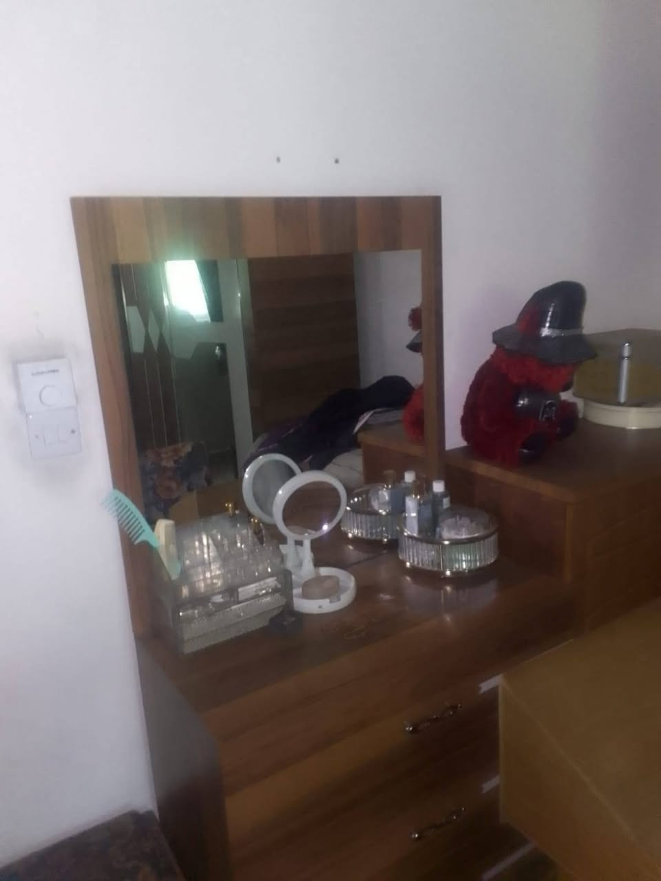 سلام عليكم غرفه نوم جبيره كامله اي نقص مابيه شوفت عينك سعره600 وبيه مجال وغرفه شبابيه العدد ثنين نضيفات سعر وحده 350 بكاني بغداد حي علام وتس ***********

