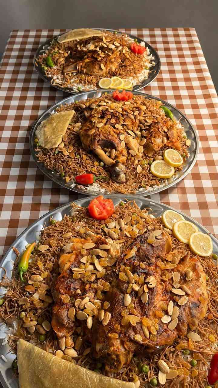 مطعم قوزي الشيف صميم يقدم لكم مناسف القوزي والدجاج للاتصال عالارقم*********** متوفر خدمة التوصيل
