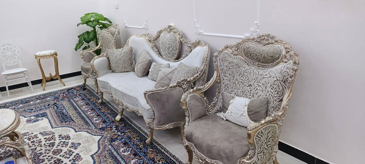 السلام عليكم
طخم قنفات ملكي مصري 10مقاعد مستعملات اقل من 3اشهر النضافة جيده جدٱ مع 3طبلات مثل ماموضح بالصورة
 اريدهن مليون وستمية قفل الشراي يتصل
المكان البصرة المعقل منطقة الفنجانية 
رقم الهاتف ***********
