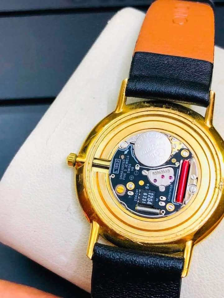 ساعة لونجين( LONGINES) كواتز 
سويسري اصلي  انتاج الثمانينات 
 سلم / تغليف ذهب 20 مايكرو    
للاتصال ***********
