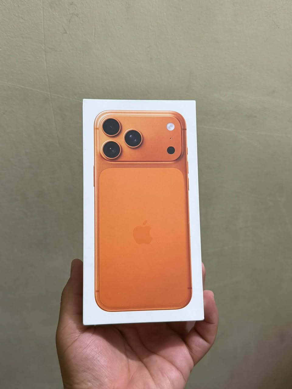 ايفون
17 pro max 
بطارية 🔋 100
ذاكرة 256
نظافة 100
استخدم كلش قليل حتى كيبل الشحن ما مستخدم
شريحة فعلية تك 
للاستفسار / ***********
للعلم مكان الجهاز ناصرية / مركز

نص مكتوب في الصور:
- ٦:٢٣ حول الاسم iPhone 17pro max إصدار iOS ٢٦.٦ اسم الطراز iPhone 17 Pro Max رقم الطراز MFYN4QN/A الرقم التسلسلي JT7J796XW0 الضمان المحدود تاريخ انتهاء الصلاحية ٢٠٢٧/٨/٢٣ إضافة تغطية AppleCare يتبقى 59 من الأيام لإضافة تغطية التلف العرضي. الأغاني الفيديوهات ٥٣٧ الصور ١,٨٣٦ التطبيقات ٥١ السعة ٢٥٦ غ.ب. متوفرة ١٥٧,٩١ غ.ب. عنوان Wi-Fi 10:9E:6B:C6:04:EB
- 1:17
- حالة البطارية
- عادية
- تعمل بطارية iPhone هذه على النحو المتوقع. حول البطارية والضمان...
- الحد الأقصى للقدرة
- %١٠٠
- هذا قياس لقدرة البطارية مقارنة بقدرتها عندما كانت جديدة. قد تتسبب القدرة المنخفضة بتقليل ساعات الاستخدام بين عملية الشحن والأخرى.
- عدد الدورات
- ٢٨
- هذا هو عدد مرات استهلاك iPhone لقدرة البطارية. معرفة المزيد...
- تاريخ التصنيع
- تموز ٢٠٢٦
- أول استخدام
- آب ٢٠٢٦