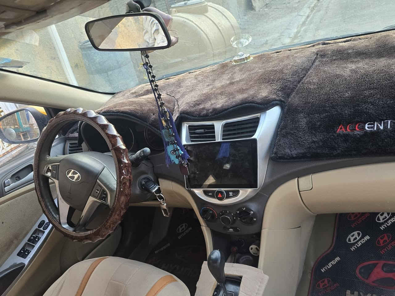 السلام عليكم اكسنت 2014 سنويه صاقطه بل26  رقم بغداد سياره جازه حداديه تبريد كهربايات ...بيهه ضربه بل جاملغ لمامي ليسر ضربه بصيطه اسعر 75 وبيهه مجال ***********. +***********
