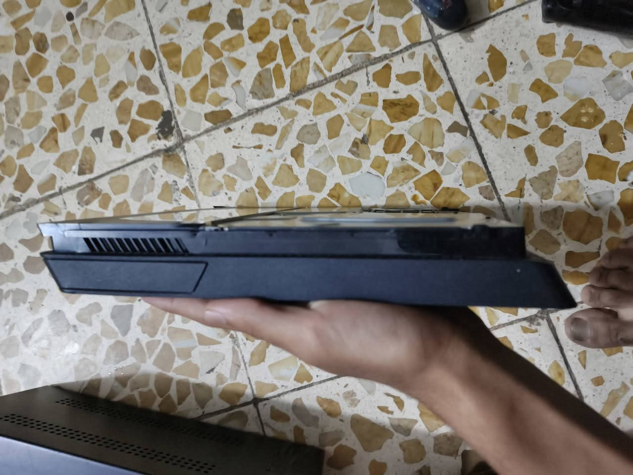 بلي 4 سلم مساحه ٥٠٠ مهكر  قرص نضام 12شرط لامفتوح ولا مصلح لوك ستيكر نضافه 85/100 قبل فتره اشتريته
يدات 2  وحده تجاريه  وحده اصليه الجهاز غراضه
بي ثاني ضربات ما تثر عله بلي كامل مع يو بي اس850
مع مجموعه العاب 
السعر 330 وبي مجال 
مكاني بغداد شماعيه حي سفير 
رقمي ***********
