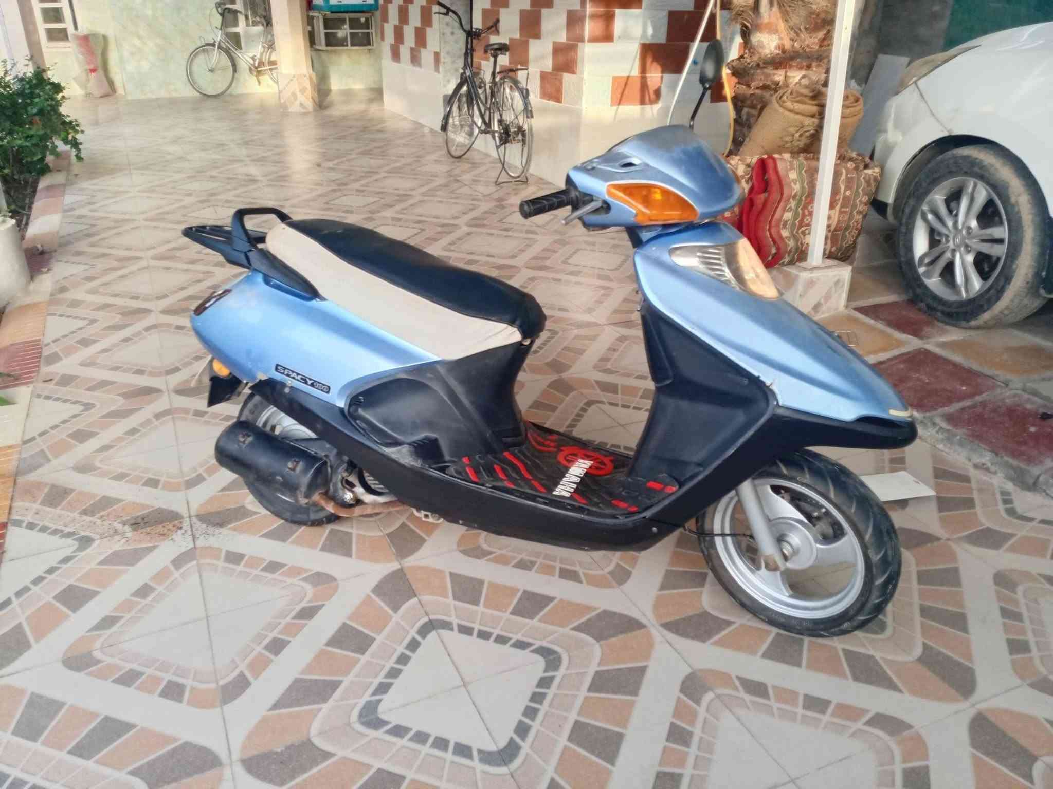 للبيع ب١٥٠ الف
 الدراجه ابيع هل الموجود 
بيها خنكه ما اعرف شنو
مبدللها قايش جديد
وباتري جديد ودراجه تخبل كهربائيات شغالة 
وعندي فيديو الها راح انزلها بالتعليقات 
عندك الكفر الايسر مكسور فقط
عنواني بابل الهاشمية تقاطع السياحي 
***********
