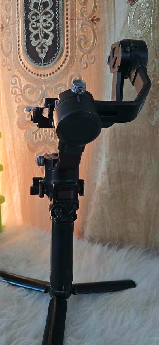 *للبيع: ستابليزر كاميرا DJI Ronin*  
*السعر*: 150
 ***********
