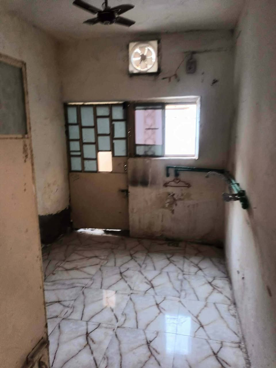 السلام عليكم بيت ٨٠ متر للبيع غرفة نوم جبيرة وسويت داخلي منور جانبي  سندوج وهول ومطبخ عكادة وصحيات خارجي وطرمة البيت ارضية سيراميك نضيفة جدا يرادلة صبغ بسيط خدمات كاملة كهربائياتة كاملة مي ومجاري وتبليط بستان الجمعية خلف مدرسة البشير للراغب التواصل على الرقم عالفيس ما متواجد ***********

