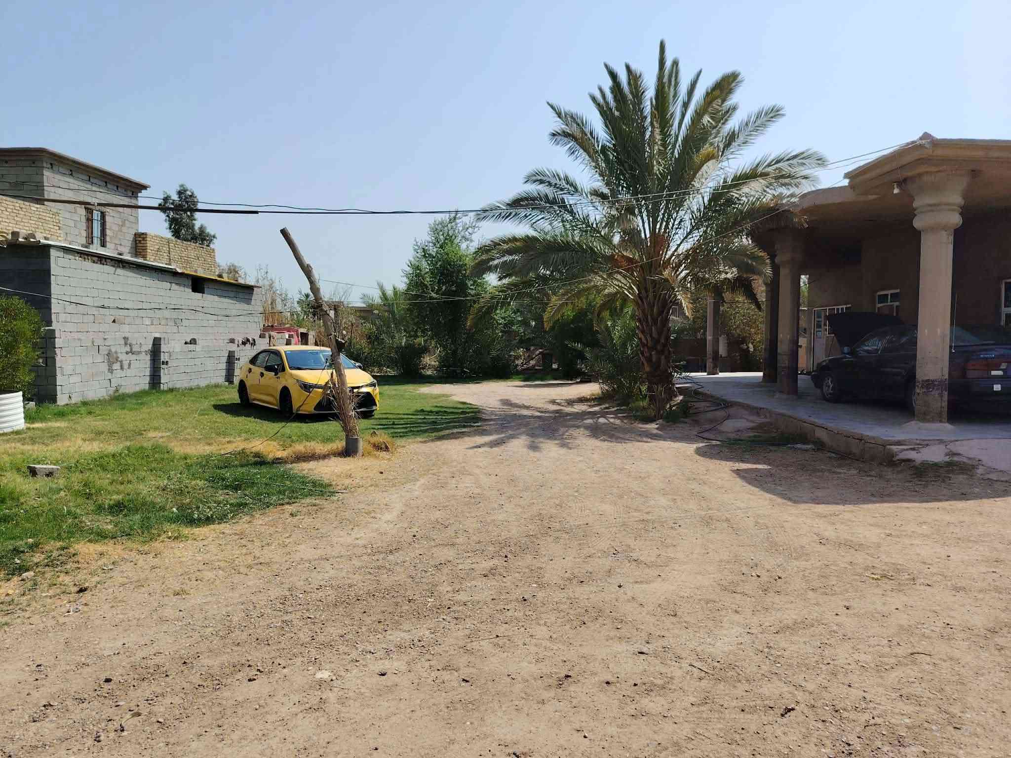 سلام عليكم بيتين مع دونم اونص للبيع غرب جامع عثمان مقابيل معرض ابو خلود متوفر ماء كهرباء خط كلشي متوفر غريب عل سريع متوفر واتساب ***********
