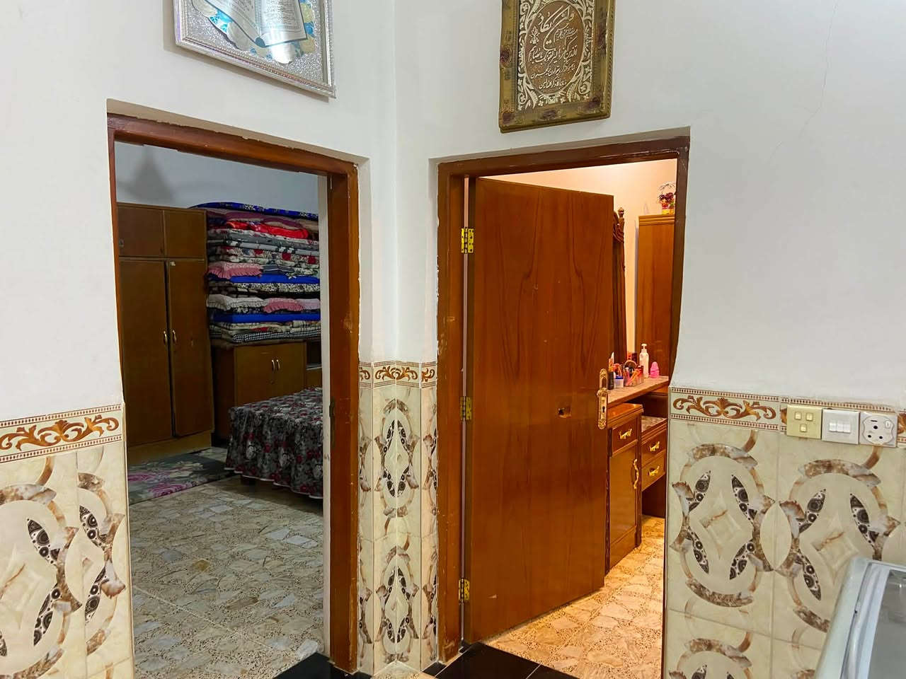 السلام عليكم دار للبيع 
مساحتة ٤٥٠متر
التفاصيل :
استقبال
مطبخ غرفتين نوم +صحيات 
طابو ملك صرف 
العنوان المدائن /الجعارة /شارع بيت عبود التركي
بيع مستعجل
للاستفسار على الرقم التالي 
***********
