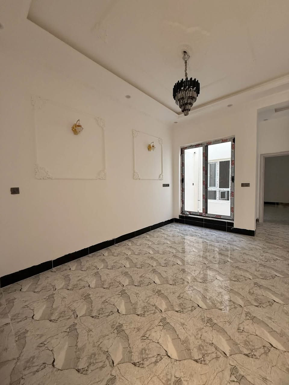 سلام عليكم دار للبيع ( تكريت_الديوم_التوحيد)
المساحه .. 133 وجه (7 اله ربع نزال 20 ) على شارع 15 متر 
يحتوي الدار على 4 غرف نوم وصاله وسطيه و غرفه ضيوف و 3 مجاميع صحيه و نضام غاز ونضام جزامه ونضام انترنيت تفاصيل الدار جداً مميزه عنوان مميز قرب سياج الجوهره للاستفسار باقي التفاصيل الاتصال على الرقم 
***********
