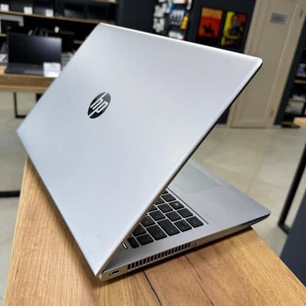 💻 للبيع – HP ProBook 650 G4
🔥 لابتوب عملي وقوي، مناسب للدراسة، الدوام، والأعمال المكتبية، مع أداء سريع بفضل معالج الجيل الثامن وقرص SSD.

💰 السعر: 350,000 دينار عراقي
📌 السعر نهائي

━━━━━━━━━━━━━━━━━━

✅ المواصفات:

🔹 المعالج: Intel Core i5 – الجيل الثامن
🔹 الرام: 8GB DDR4
🔹 التخزين: 256GB SSD
🔹 الشاشة: 15.6 بوصة FHD (1920×1080)
🔹 كرت الشاشة: Intel UHD Graphics 620
🔹 المنافذ: USB-C – USB 3.1 – HDMI – VGA – LAN – قارئ SD
🔹 الاتصال: Wi-Fi + Bluetooth
🔹 بطارية جيدة
🔹 الجهاز نظيف وجاهز للاستخدام مباشرة

🎁 مناسب للطلاب، الموظفين، والاستخدام اليومي، ويشغل برامج الأوفيس، التصفح، الدراسة، والاجتماعات بكل سلاسة.

📞 للاستفسار أو الحجز:
***********
