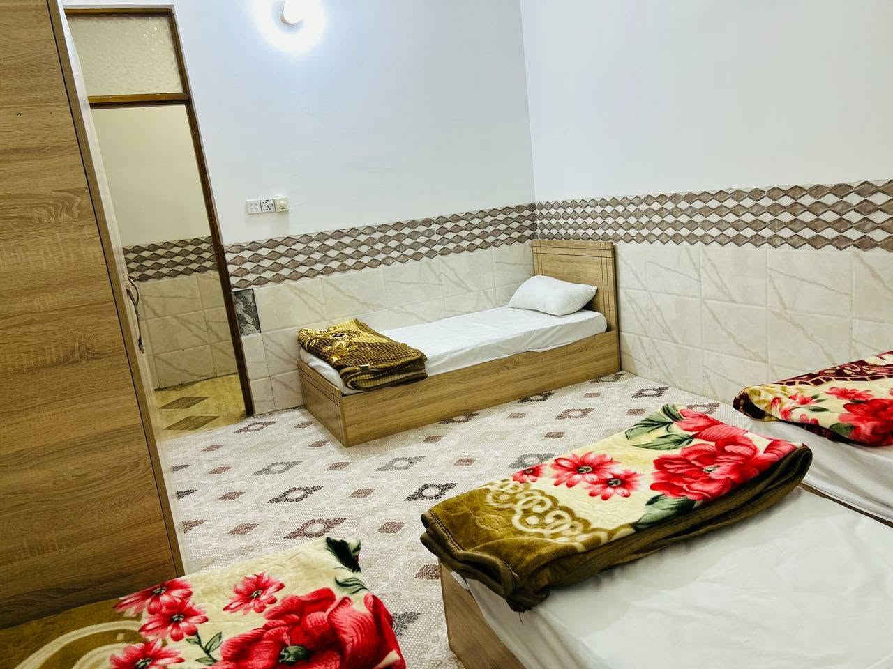 🏠 شقق للإيجار خلال أيام الزيارة
تتوفر شقق نظيفة ومريحة للإيجار خلال فترة الزيارة، مناسبة للعوائل والزائرين، وتتميز بـ:
• غرفتين نوم واسعة ومؤثثة تحتوي على سبع أسرة.
• مطبخ وحمام مجهزان.
• صالة كبيره و مؤثثة بأثاث جديد.
• مجهزة بمكيفات جديدة.
• متوفر ماء وكهرباء.
• تقع في حي الروضتين و تبعد ١٠ دقائق عن باب الرأس الشريف. 
• مساحة الشقة 145 متراً مربعاً.
• متوفرة حاليا 4 شقق.
• تحتوي العمارة على مصعد.
📅 الحجز متاح من الآن، والأولوية للحجز المبكر.
للاستفسار والحجز، يرجى التواصل عبر الرسائل الخاصة أو الاتصال على الرقم: (***********).
