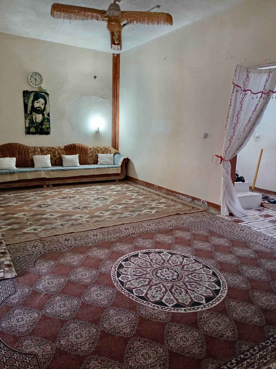 السلام عليكم
بيت للبيع في مجمع غدير
المساحة ٣٠٠ متر
يحتوي على ٣ غرف نوم واستقبال وهول وصحيات داخلية وخارجية 
والبيت يحتوي على غطاس للماء خاص بالبيت 
السعر ٥٠ مليون 

رقم الهاتف:  ***********
