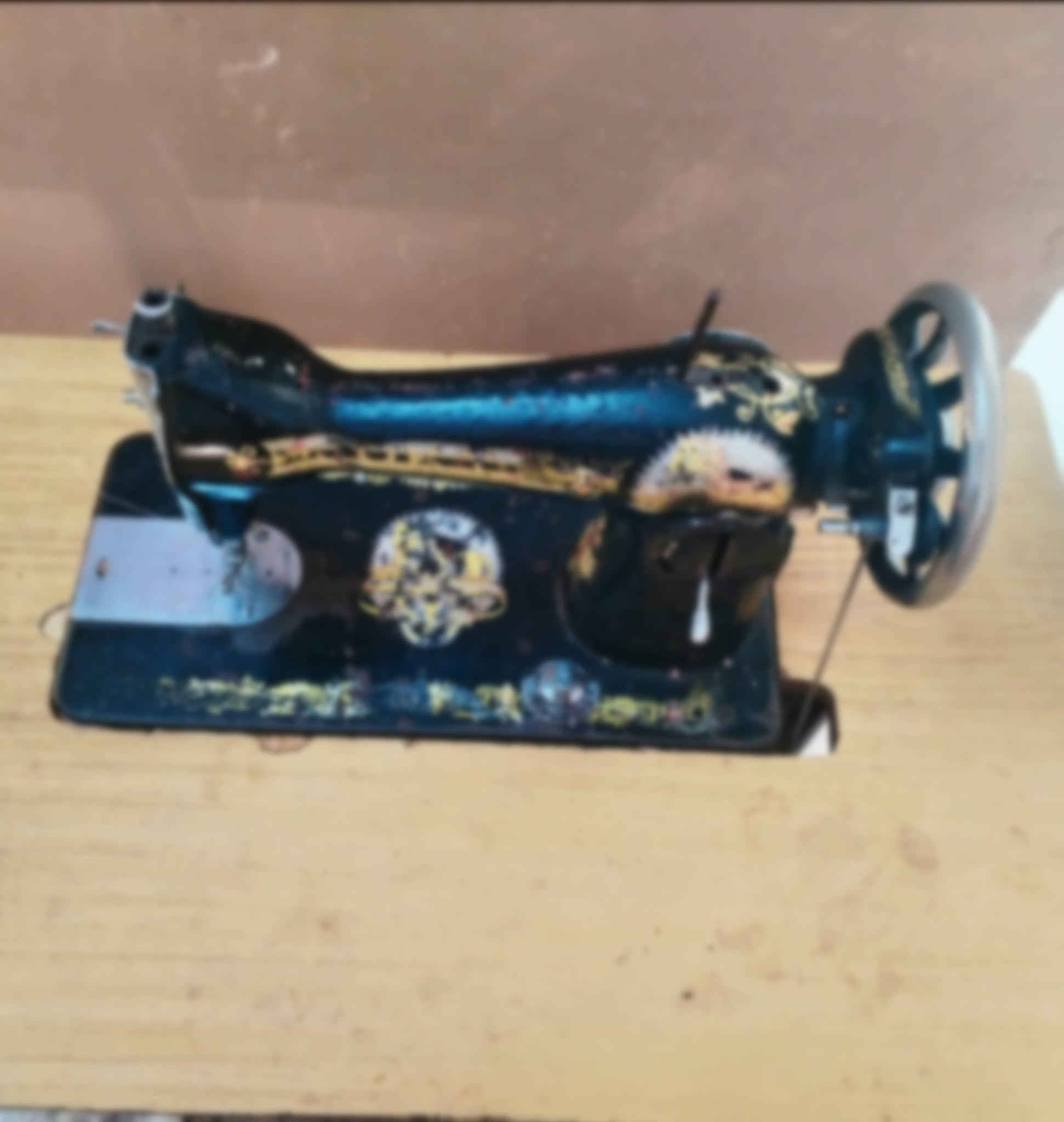 مكينه خياطة  نضيفه مابيه عيب  ميز طعام للبيع مكان كركوك  حي العسكري  شراي يتصل ***********
