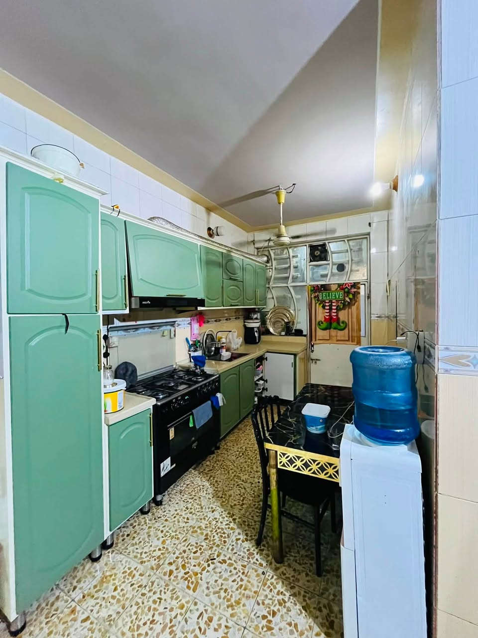 دار للبيع مساحته 100 
الواجهيه الدار 6 متر 
📍الموقع نهائيه حي اور الغرير نزلة العيادة الشعبية 
الفرع الثالث   
يتكون الدار من صحيات خارجية 
+ مدخلين استقبال + مطبخ + صاله +غرفه منام + صحيات + ترك + بيتونه على كد مساحه الصاله. + صطح امامي + خلفي  الصطح اشتايكر 
  سعر جدا مناسب 
للستفسار اتصال على الرقم  ***********
