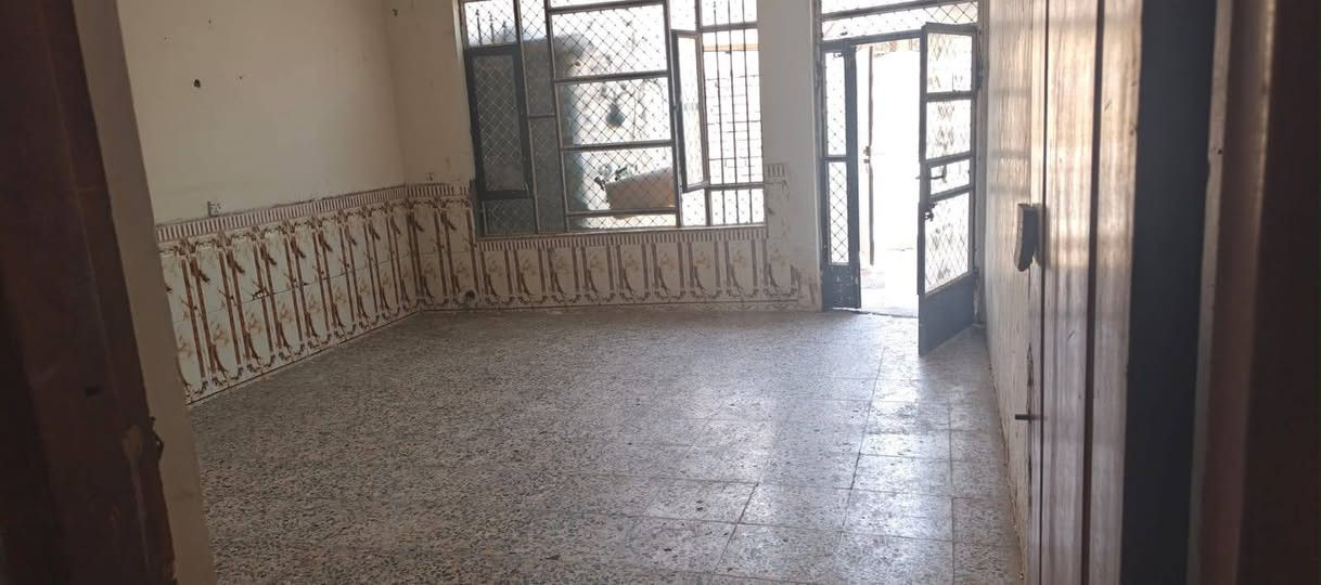 بيت لليجار في زعفرانيه اربع شوا ع١٠٠متر قاطين غرفتين وصاله ومطبخ وصحيات *********** ايجار ٥٠٠ بي مجال شارع افران حلفي
