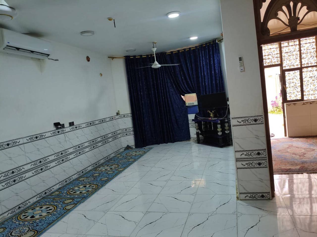 بيت مساحه 500 متر البناء 200 متره طابوق بناء جديد طاب صرف تحويل مباشر قرب شارع 20 تبلي تبليط جديد ***********
