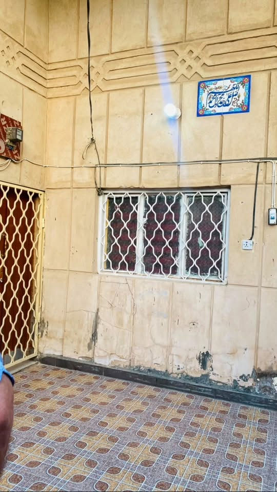 دار للبيع
طابق واحد المساحة 200 م الواجهة 10 النزال 20 

يحتوي على غرفتين نوم ومطبخ واستقبال وصاله وحديقه وكراج ودورات مياه ثلاث

علماً ان بناء الدار عكأدة

الجته مقابيل الاسكان قرب مرطبات ميلانو

للاستفسار ***********
