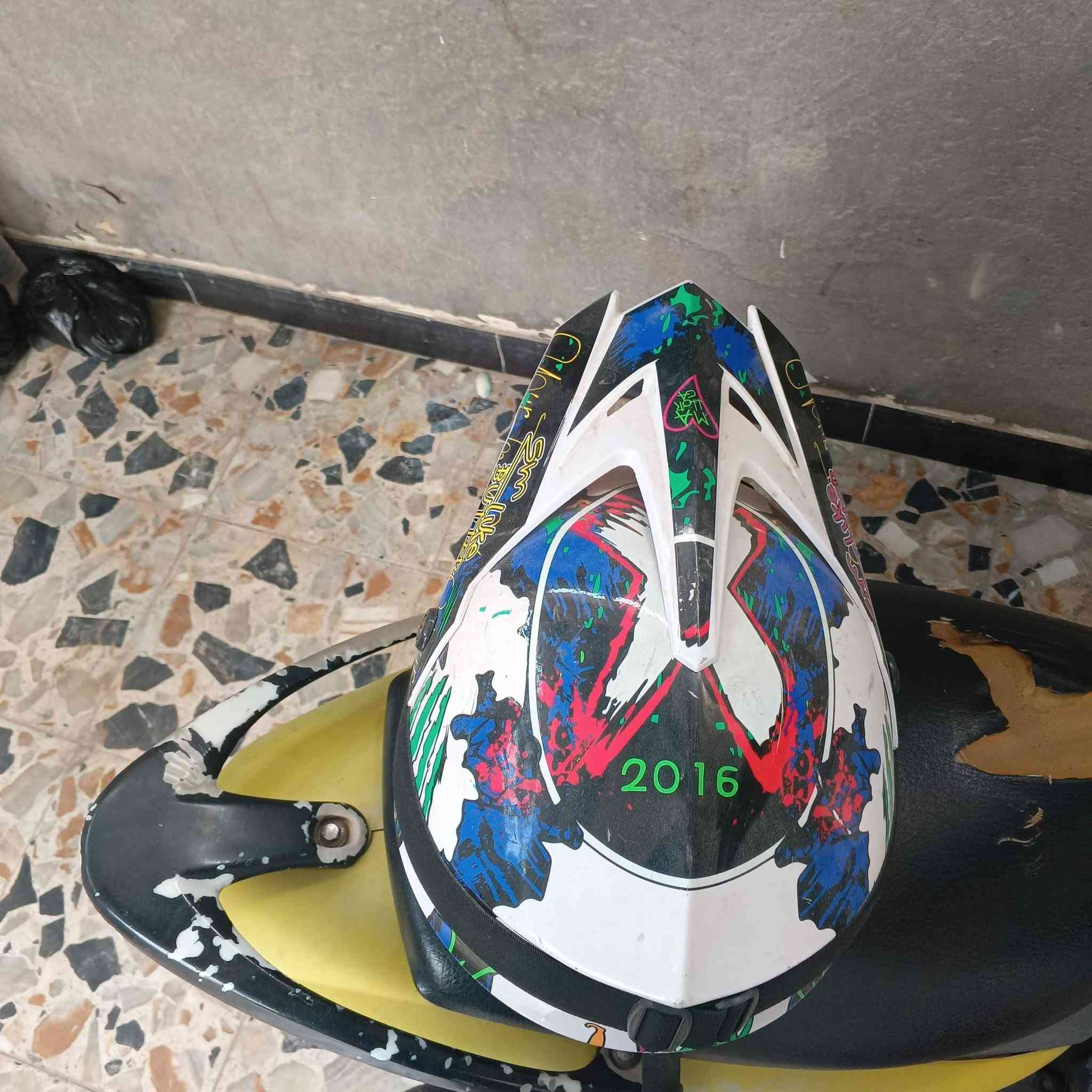 خوذه قفاز مبطن اصلي وبيه فتحات تهويه السعر 35 ***********
