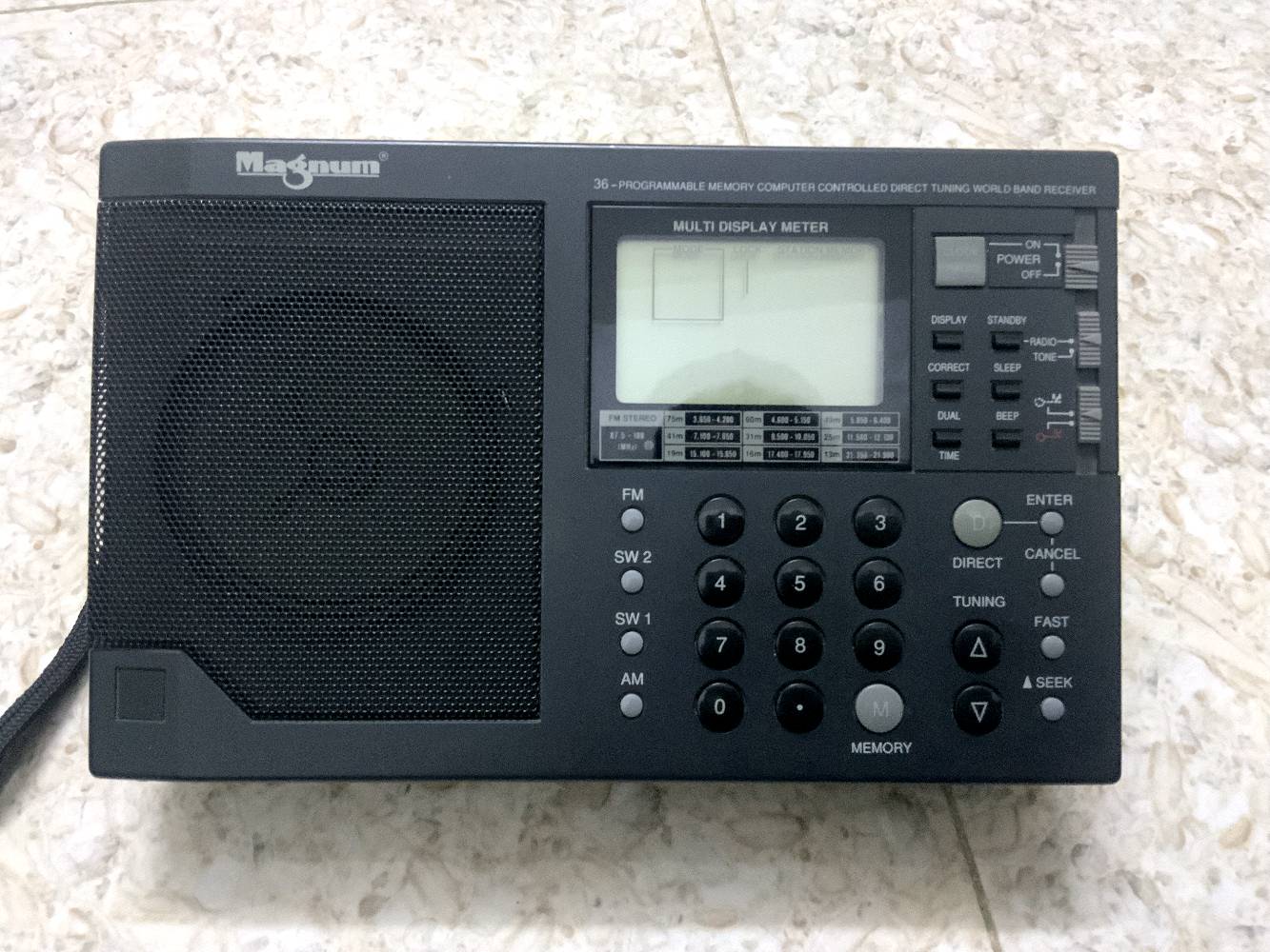 DMR-3000
النوع: World Band Receiver
FM: من 87.5 إلى 108 MHz — استقبال ستيريو.
AM/MW: استقبال موجات AM.
SW1 / SW2: موجات قصيرة متعددة.
36 محطة/تردد ذاكرة قابلة للبرمجة.
ضبط مباشر للتردد بواسطة لوحة الأرقام.
شاشة LCD متعددة الوظائف.
Seek: بحث تلقائي عن المحطات.
Fast Tuning: ضبط سريع.
Dual Time: عرض توقيتين.
Clock: ساعة.
Sleep: مؤقت نوم.
Standby: وضع الاستعداد.
Lock: قفل الإعدادات.
Beep: صوت الأزرار.
Tone: التحكم بالنغمة.
هوائي تلسكوبي للموجات القصيرة وFM.
السماعة كبيرة وموجودة في الجهة اليسرى.
راديو ألماني اصلي من النوادر السعر 80