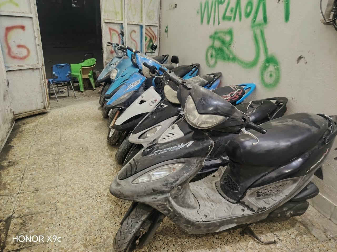 ماكس وقجمه وبوليسي وكامكو قضاء المدينه شارع الهلالي نأسف لعدم الرد موجودين بيع مباشر لايوجد توصيل 
وقت العمل الساعه 3/5 العصر ***********

نص مكتوب في الصور:
- HONOR X9c