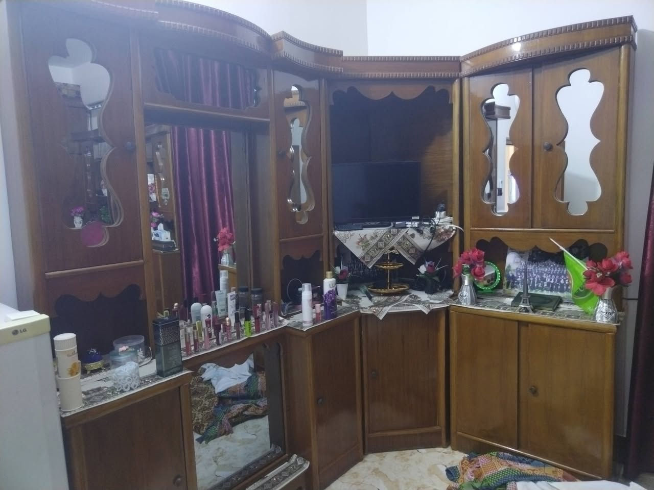 السلام عليكم ورحمة الله وبركاته
توجد غرفة أخشاب كاملة (عدا الكنتور) نظيفة للبيع
السعر ٢٥٠
للتواصل ***********
