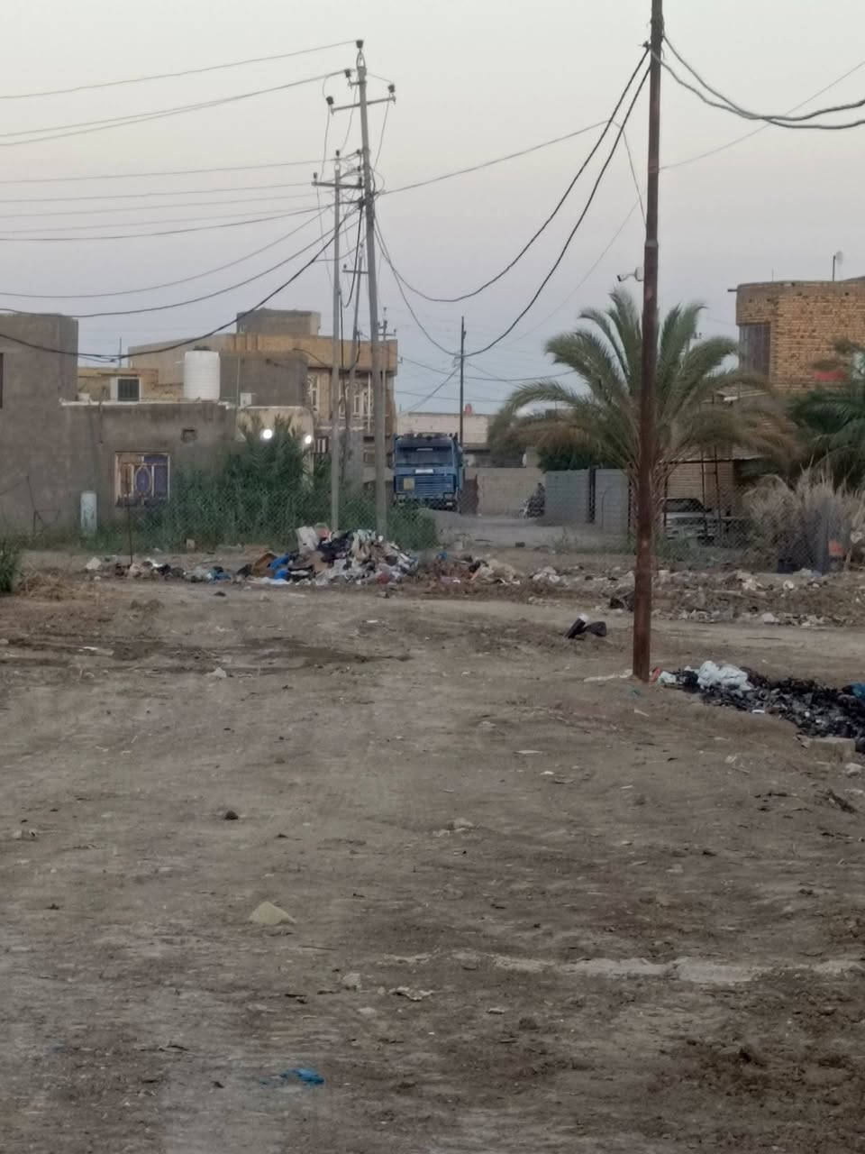 سلام عليكم بيت هيكل مساحه 200 بناء غرفتين وصاله ومطبخ حاره وحمام داخلي بسبل اولئ قريب ع صيدليه ايات مثل ما واضح بل تصوير سعر 40 خدامات باب بيت تصال ع رقم ‏‪***********‬‏
