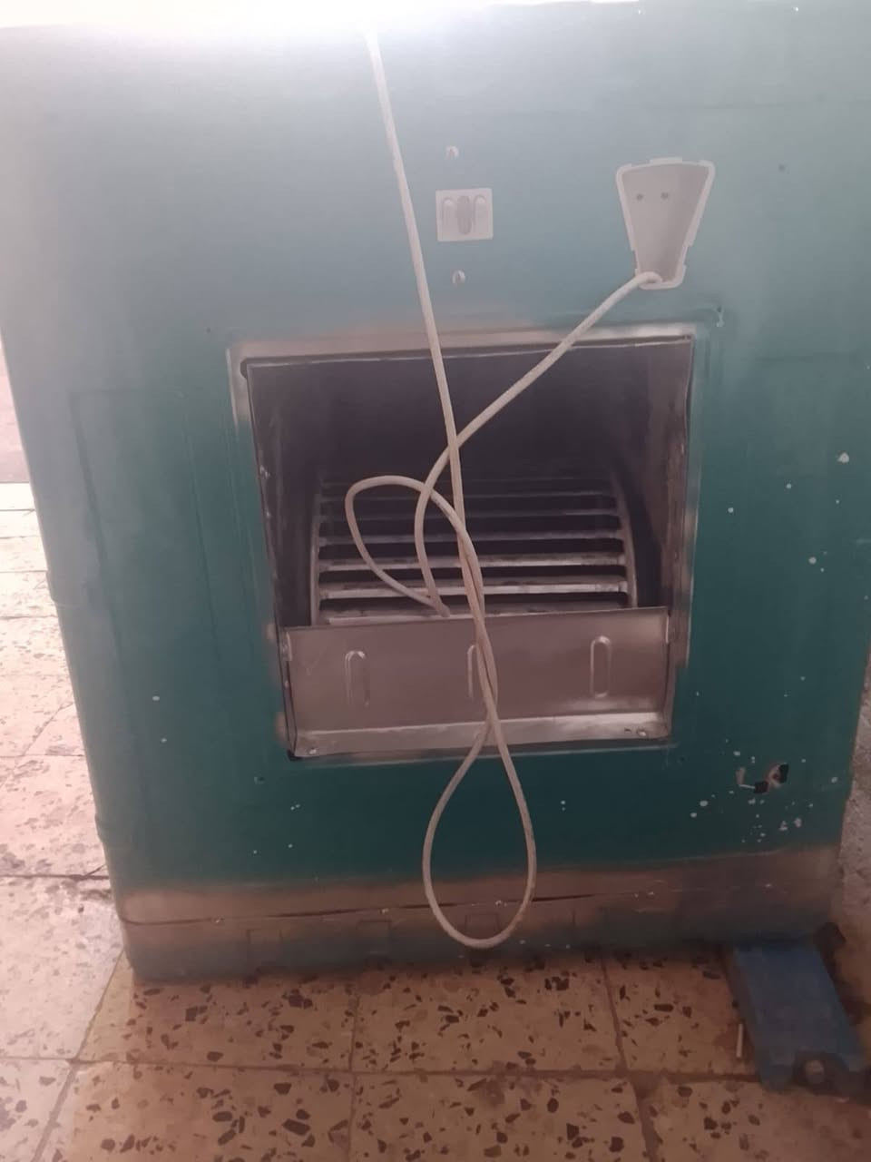 مبرده للبيع سعر 75 وبيها مجال بسيط العنوان حله شارع ابو القاسم  الشراي يتصل ع هذا الرقم ***********
