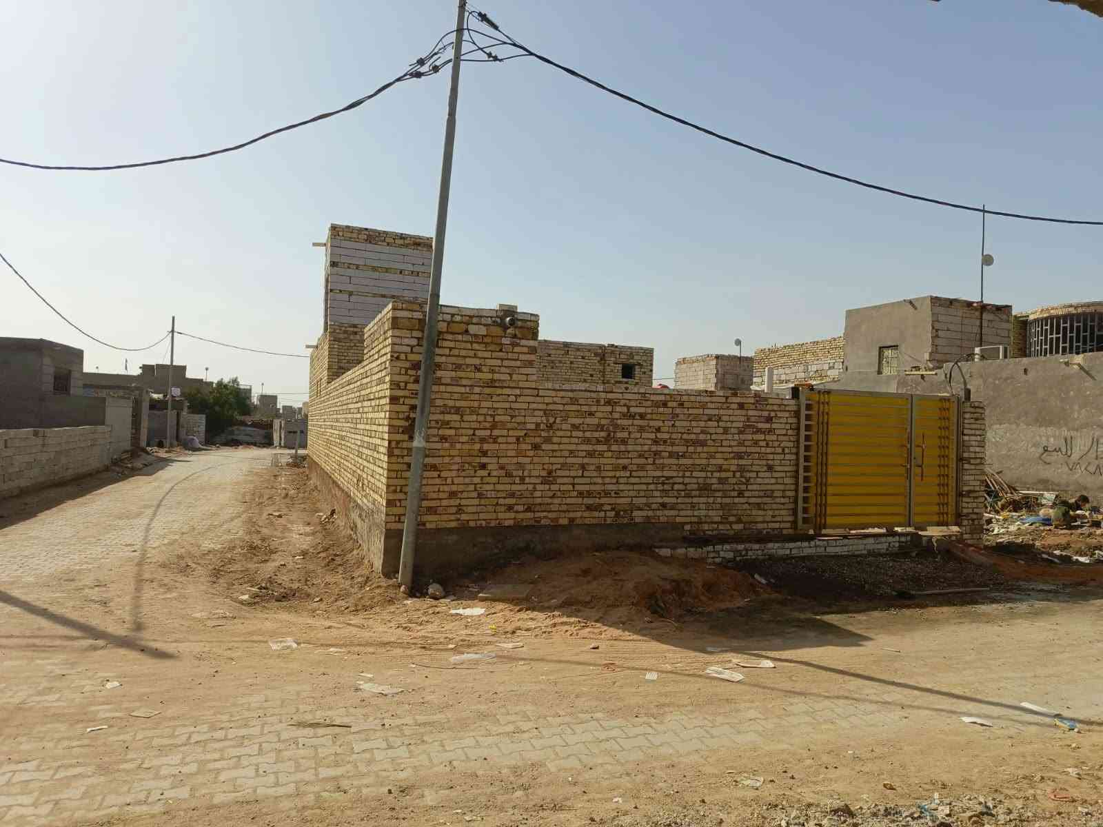 بيت 200 متر ركن في حي الامين شارع المصطفى بعده مكامل سعره 55 وبيه مجال 
الاساس صب كونكريت البناء كله طابوق 
يتكون من غرفتين وصاله ومطبخ وصحيات داخليه وخارجيه سطح شتايكر الصاله الثانيه والاستقبال فقط اساس تأسيس كهرباء وماء ومجاري كامله
***********
