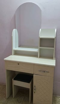 ميز تواليت • خشب MDF • مستعمل ٦ أشهر