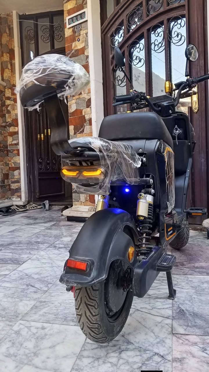 R8 • ٥ بطاريات • مع الشاحنة