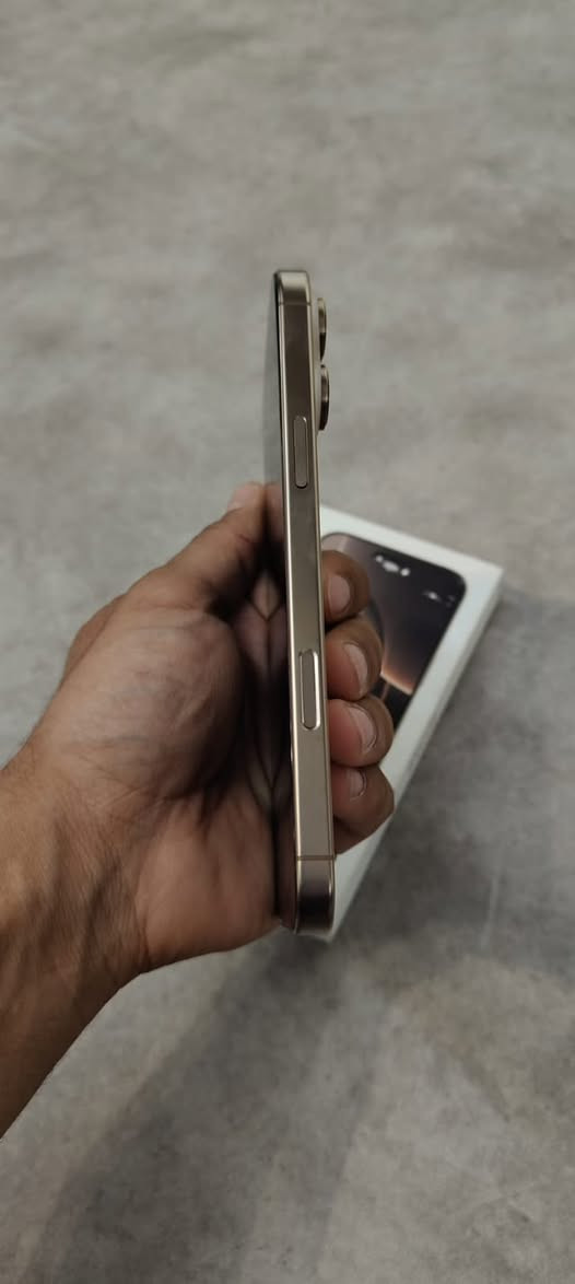 السلام عليكم ايفون 16pro max
ذاكرة 256
بطارية 92
الجهاز مبدل كامرة خلفية تفصيخ قطعة اصلية من ابل 
نظافة الجهاز 100‎%‎
سعر 920 وبي مجال 
للاستفسار ***********
